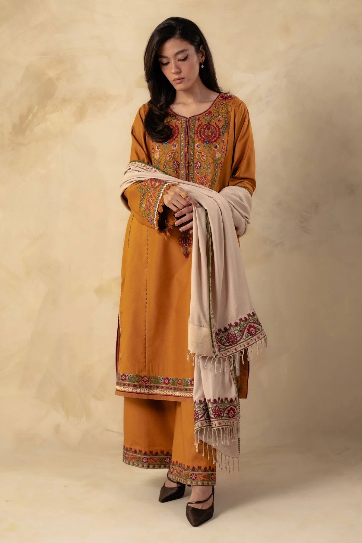 ZARA SHAHJAHAN KARANDI (ZW24-5A)