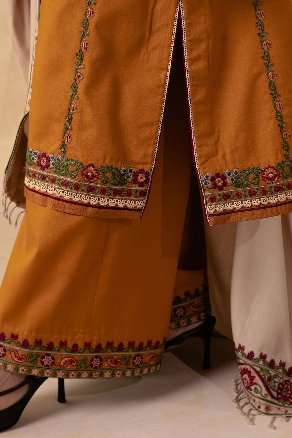 ZARA SHAHJAHAN KARANDI (ZW24-5A)